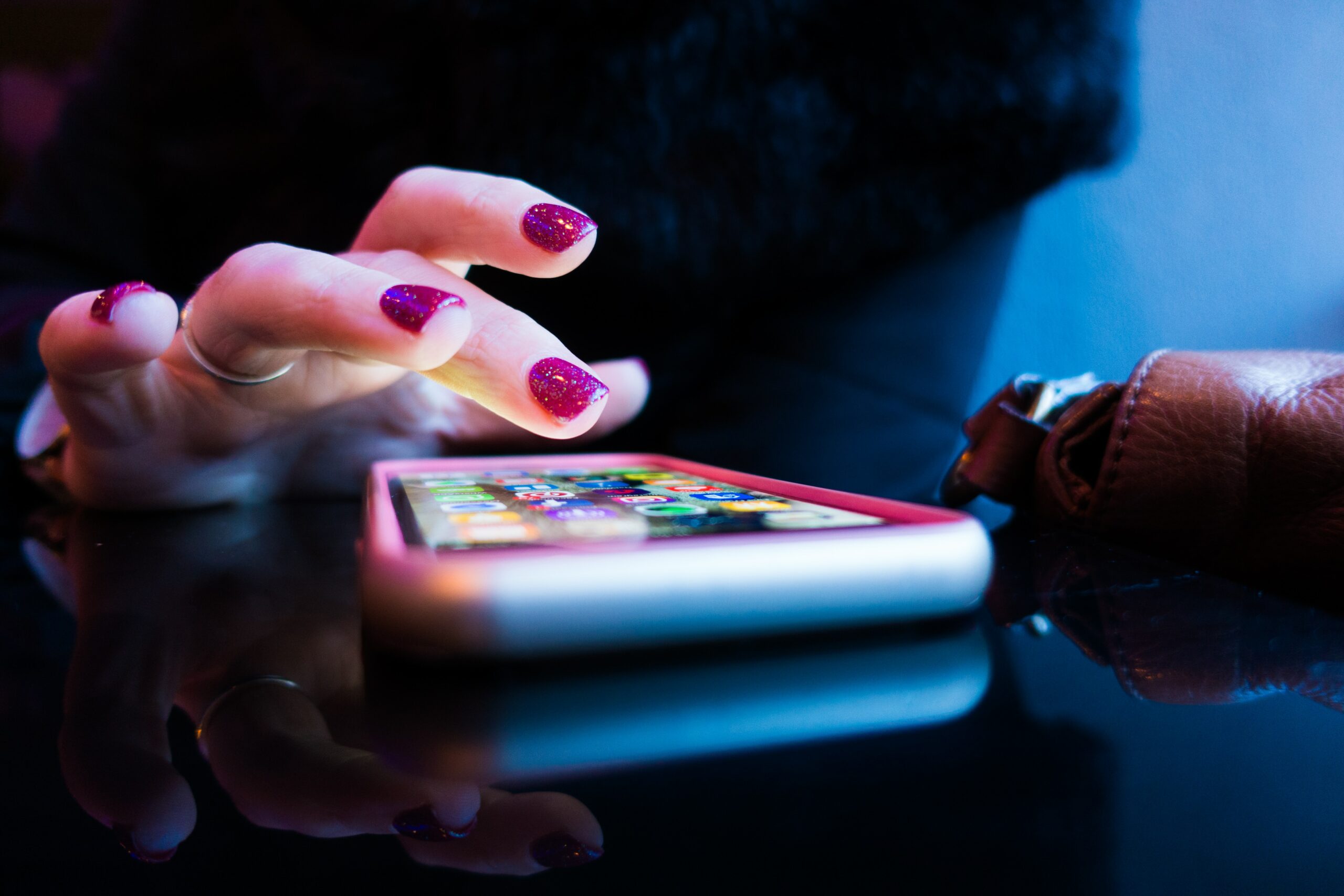 Mulher clicando no smarthphone